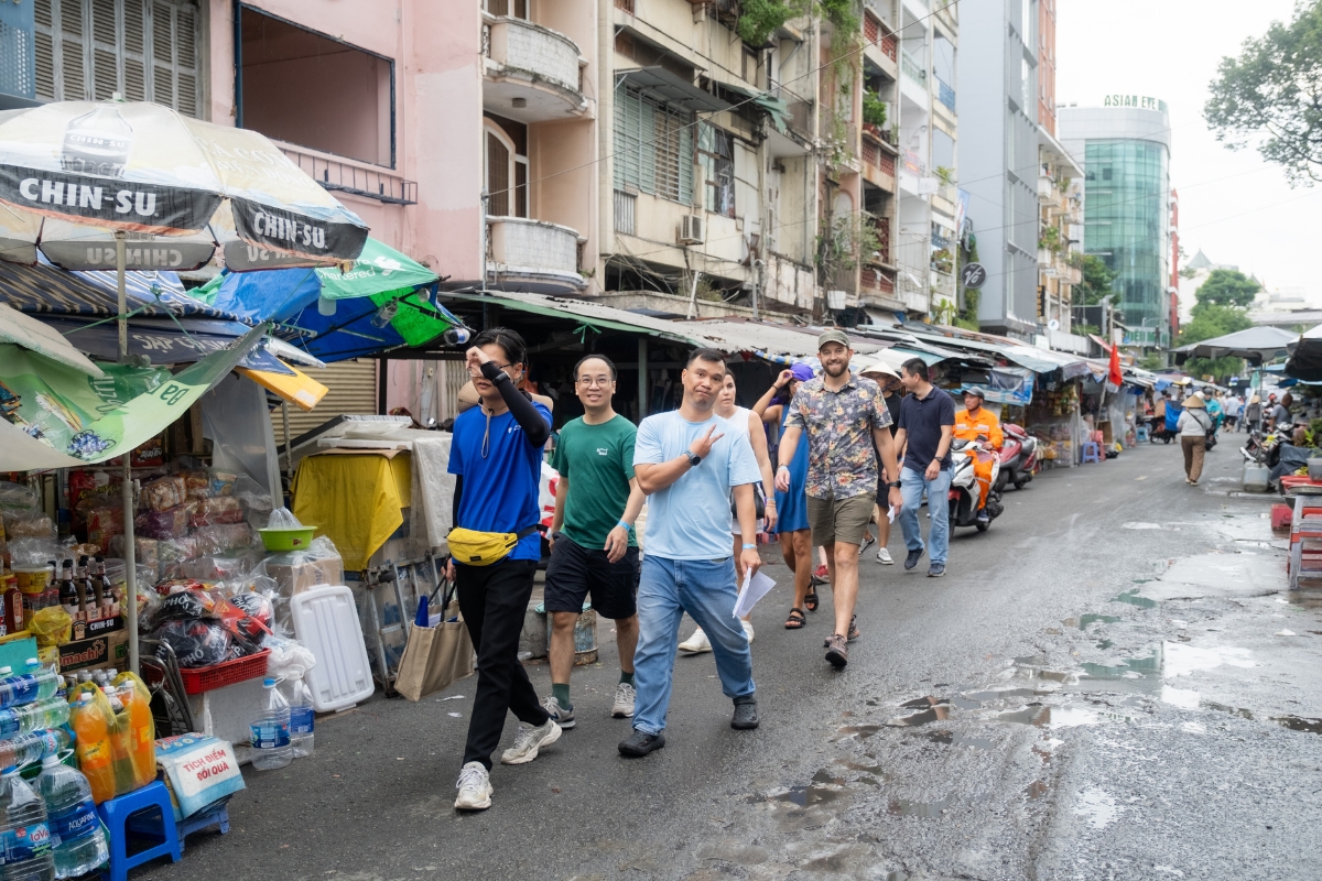 Culture and Indoor Team Building Activities in Ho Chi Minh City: City Quests, Escape Rooms, and Business Challenges Vietnamese Market Battle