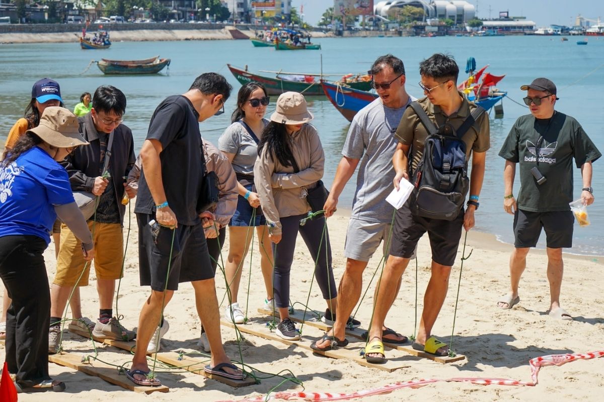 20 Water & Beach Team Building Games overview of the best beach water games — water team building games